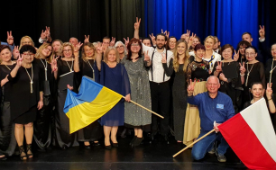 zdjęcie wykonawców koncertu i osób zaangażowanych w organizację